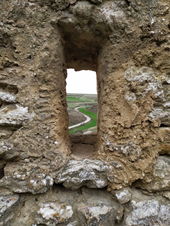 Detalle de una saetera en la torre del homenaje del castillo de Cerezo